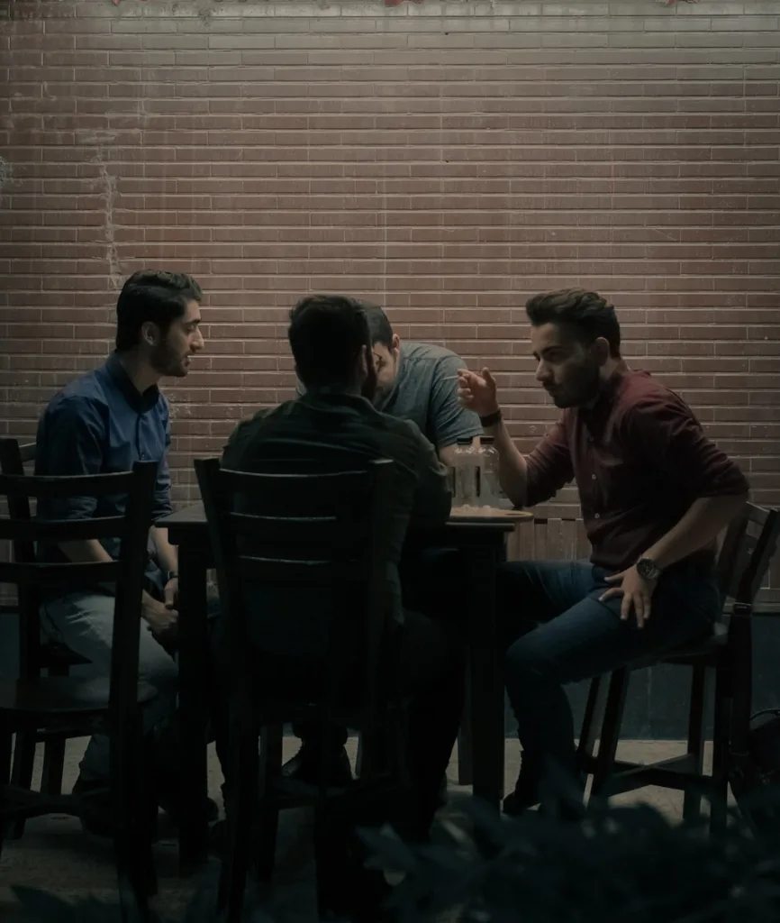 4 hombres en una mesa / 4 gizon mahai batean